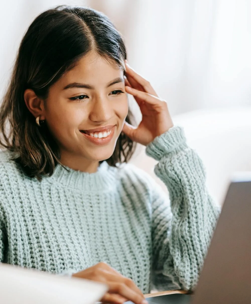 Mosolygó ügyfél az új klíma előtt